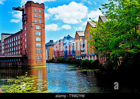 Fiume Foss e vecchio magazzino, Foss Isola, York, Inghilterra Foto Stock