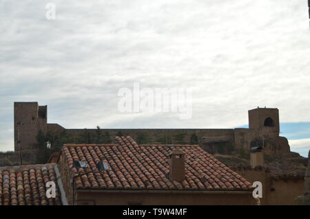 Dicembre 27, 2013. Mora de Rubielos. Teruel Aragona, Spagna. Bella vista del castello del XII secolo su una Molto Nuvoloso Giorno in Mora de Rubielos. Foto Stock