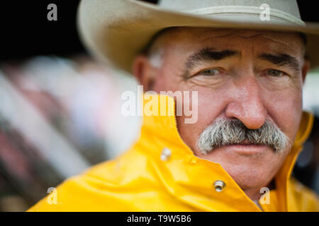 Ritratto di uomo maturo che indossa il cappello da cowboy e giacca impermeabile. Foto Stock