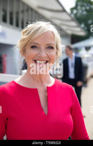 Londra, Regno Unito. Il 20 maggio 2019. Carol Kirkwood, BBC Meteo presenter frequentare RHS Chelsea Flower Show premere il giorno che si svolge prima che si apre ufficialmente domani fino a sabato 25 maggio. Il rinomato in tutto il mondo flower show è un affascinante e divertente e un giorno educativa che è frequentato da molte celebrità. Ci sono molti giardini, composizioni floreali, Marquee tutti insieme nella gloriosa motivi del Royal Hospital Chelsea. Credito: Keith Larby/Alamy Live News Foto Stock