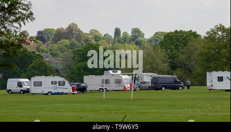 Northampton, Regno Unito. Il 20 maggio 2019. I viaggiatori rimuovere una lettiera bin in Abington Park Crescent per accedere. Il parco era stato racchiuso in pali in legno rivestite di cemento nel terreno lungo il perimetro dello scorso anno per cercare di fermare il problema con i viaggiatori sul parco e la lettiera e il caos che si lasciano alle spalle. Credito: Keith J Smith./Alamy Live News Foto Stock