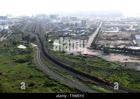 (190520) -- NANNING, 20 maggio 2019 (Xinhua) -- Foto scattata il 10 aprile 2019 illustra un treno che passa sulla linea ferroviaria di Porta Fangchenggang, sud della Cina di Guangxi Zhuang Regione autonoma. Nel Guangxi ha svolto un ruolo sempre più importante sotto il nastro e iniziativa su strada. (Xinhua/Zhou Hua) Foto Stock