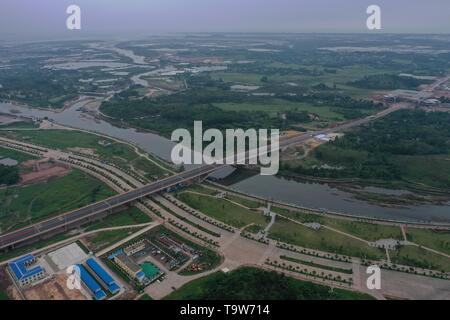 (190520) -- NANNING, 20 maggio 2019 (Xinhua) -- foto aerea adottate il 15 aprile 2019 illustra la Beilun II ponte sul confine della Cina e del Vietnam. Nel Guangxi ha svolto un ruolo sempre più importante sotto il nastro e iniziativa su strada. (Xinhua/Cao Yiming) Foto Stock