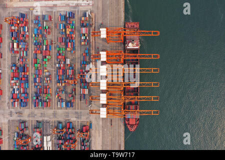 (190520) -- NANNING, 20 maggio 2019 (Xinhua) -- foto aerea presa il 11 aprile 2019 illustra un contenitore wharf a Qinzhou porta nel sud della Cina di Guangxi Zhuang Regione autonoma. Nel Guangxi ha svolto un ruolo sempre più importante sotto il nastro e iniziativa su strada. (Xinhua/Cao Yiming) Foto Stock