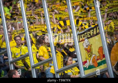 Funzione, un deluso Donald Duck poster in BVB blocco della ventola. Soccer 1. Bundesliga, 34.Spieltag, Borussia Monchengladbach (MG) - Borussia Dortmund (DO), 18/05/2019 in Borussia Monchengladbach / Germania. € | Utilizzo di tutto il mondo Foto Stock