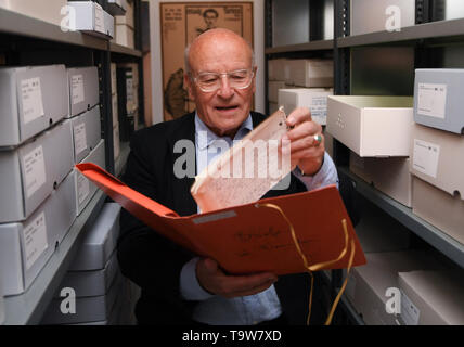 20 maggio 2019, Assia, Frankfurt/Main: Volker Schlöndorff, regista, sorge in apertura di Fassbinder Centro del DFF - Deutsches Filminstitut und Filmmuseum - in una stanza dove la sua collezione è archiviato. Foto: Arne Dedert/dpa Foto Stock