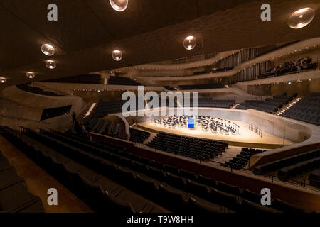 Amburgo, Germania. Il 20 maggio 2019. Una vota con il simbolo europeo sorge sul palco dell'orchestra nella grande hall del Elbphilharmonie. L'iniziativa #SayYesToEurope vuole mobilitare per l'elezione dell'UE e offre la possibilità di compilare il voto postale documenti ha portato lungo a luoghi speciali. Credito: Felix König/dpa/Alamy Live News Foto Stock