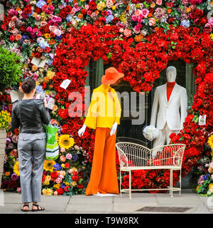 Belgravia, Londra, Regno Unito, 20 maggio 2019. La gente a prendere scatta del display. Il Hari Hotel ha creato una spettacolare a forma di cuore display floreale con degli anni sessanta ha ispirato le figure e un amore sedile che è popolare con i passanti di scattare le foto. Credito: Imageplotter/Alamy Live News Foto Stock