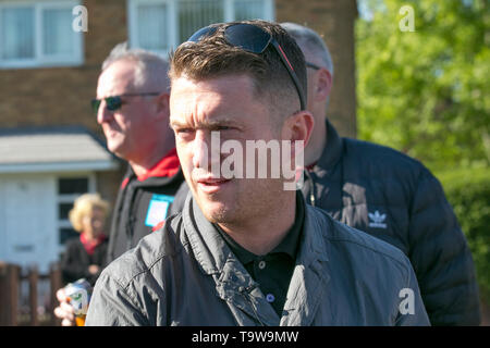 Preston, Lancashire. Il 20 maggio 2019. Tommy Robinson aka Stephen Yaxley Lennon, ex leader EDL, attivista politico, autore visite città. Centinaia di sostenitori frequentare Ashton Park durante Tommy Robinson per la campagna di visita a Preston. Tafferugli si rompono dopo un mattone è gettato a la campagna Video Van, e un contatore di dimostrazione sostiene con il candidato prima del suo discorso alla folla riunita. Preston tira la più grande folla nel nord ovest per Tommy Robinson's rally prima delle elezioni europee. Credito; Credito: MediaWorldImages/Alamy Live News Foto Stock