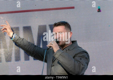 Preston, Lancashire. 20th maggio 2019. Tommy Robinson aka Stephen Yaxley Lennon, ex leader EDL, attivista politico, autore visita città. Centinaia di sostenitori partecipano a Ashton Park durante la visita della campagna di Tommy Robinson a Preston. Gli scuffles si rompono dopo che un mattone è gettato al furgone della video campagna ed una dimostrazione del contatore sostiene con il candidato prima del suo indirizzo alla folla riunita. Preston attira le più grandi folle del Nord Ovest per il rally di Tommy Robinson prima delle elezioni europee. Foto Stock