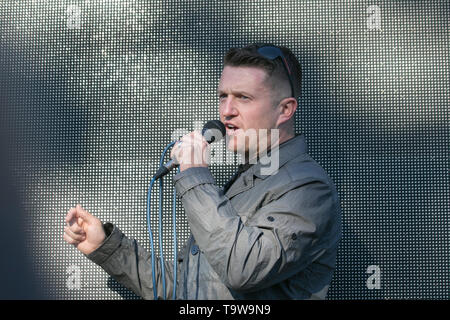 Preston, Lancashire. 20th maggio 2019. Tommy Robinson aka Stephen Yaxley Lennon, ex leader EDL, attivista politico, autore visita città. Centinaia di sostenitori partecipano a Ashton Park durante la visita della campagna di Tommy Robinson a Preston. Gli scuffles si rompono dopo che un mattone è gettato al furgone della video campagna ed una dimostrazione del contatore sostiene con il candidato prima del suo indirizzo alla folla riunita. Preston attira le più grandi folle del Nord Ovest per il rally di Tommy Robinson prima delle elezioni europee. Foto Stock