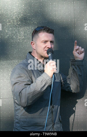 Preston, Lancashire. 20th maggio 2019. Tommy Robinson aka Stephen Yaxley Lennon, ex leader EDL, attivista politico, autore visita città. Centinaia di sostenitori partecipano a Ashton Park durante la visita della campagna di Tommy Robinson a Preston. Gli scuffles si rompono dopo che un mattone è gettato al furgone della video campagna ed una dimostrazione del contatore sostiene con il candidato prima del suo indirizzo alla folla riunita. Preston attira le più grandi folle del Nord Ovest per il rally di Tommy Robinson prima delle elezioni europee. Foto Stock