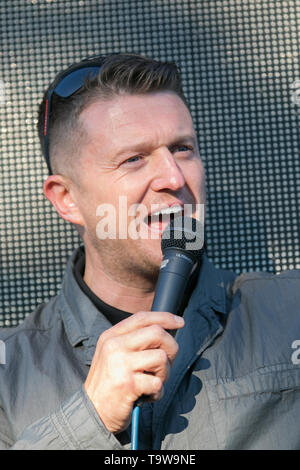 Preston, Lancashire. 20th maggio 2019. Tommy Robinson aka Stephen Yaxley Lennon, ex leader EDL, attivista politico, autore visita città. Centinaia di sostenitori partecipano a Ashton Park durante la visita della campagna di Tommy Robinson a Preston. Gli scuffles si rompono dopo che un mattone è gettato al furgone della video campagna ed una dimostrazione del contatore sostiene con il candidato prima del suo indirizzo alla folla riunita. Preston attira le più grandi folle del Nord Ovest per il rally di Tommy Robinson prima delle elezioni europee. Foto Stock