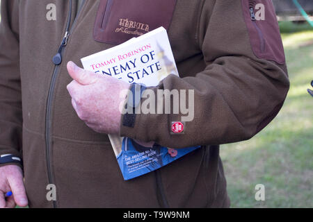 Preston, Lancashire. Il 20 maggio 2019. Tommy Robinson aka Stephen Yaxley Lennon, ex leader EDL, attivista politico, autore visite città. Centinaia di sostenitori frequentare Ashton Park durante Tommy Robinson per la campagna di visita a Preston. Tafferugli si rompono dopo un mattone è gettato a la campagna Video Van, e un contatore di dimostrazione sostiene con il candidato prima del suo discorso alla folla riunita. Preston tira la più grande folla nel nord ovest per Tommy Robinson's rally prima delle elezioni europee. Credito; Credito: MediaWorldImages/Alamy Live News Foto Stock