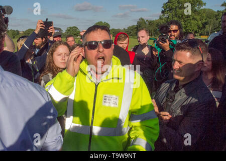 Preston, Lancashire. Il 20 maggio 2019. Tommy Robinson aka Stephen Yaxley Lennon, ex leader EDL, attivista politico, autore visite città. Centinaia di sostenitori frequentare Ashton Park durante Tommy Robinson per la campagna di visita a Preston. Tafferugli si rompono dopo un mattone è gettato a la campagna Video Van, e un contatore di dimostrazione sostiene con il candidato prima del suo discorso alla folla riunita. Preston tira la più grande folla nel nord ovest per Tommy Robinson's rally prima delle elezioni europee. Credito; Credito: MediaWorldImages/Alamy Live News Foto Stock