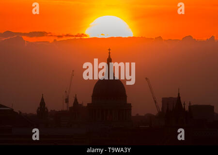 Londra, Regno Unito. Il 20 maggio 2019. Meteo REGNO UNITO: drammatico tramonto sulla Cattedrale di San Paolo. Credito: Guy Corbishley/Alamy Live News Foto Stock