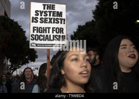 Los Angeles, CA, Stati Uniti d'America. 8 Mar, 2019. Un attivista visto tenendo un cartello che dice che il sistema è sessista, lotta per il socialismo durante Internazionale delle Donne Sciopero di Los Angeles.Il rally ha coinciso con la Giornata internazionale della donna che è stato riconosciuto per la prima volta dalle Nazioni Unite nel 1975. Credito: Ronen Tivony SOPA/images/ZUMA filo/Alamy Live News Foto Stock