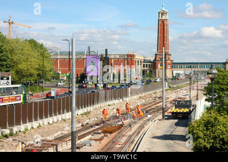 Il Trafford Centre, Trafford, Greater Manchester, Regno Unito. Il 20 maggio 2019. Il lavoro continua su 5,5 km il trasporto per il Greater Manchester Metro link interno. Contraente M-Pact Thales(MPT)sono impostati per completare il £350m nel prossimo anno che collega il centro della città per il Trafford Centre attraverso un arresto migliorata a Crumpsall. Credito: fotografare Nord/Alamy Live News Foto Stock