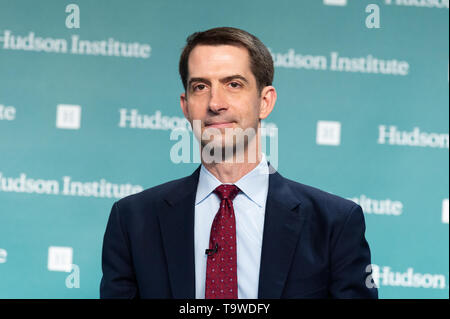 Stati Uniti Il senatore Tom Cotone (R-AR) parlando all'Istituto Hudson circa il suo nuovo libro "Dazio acred: un soldato Tour presso il Cimitero di Arlington', a Washington, DC. Foto Stock