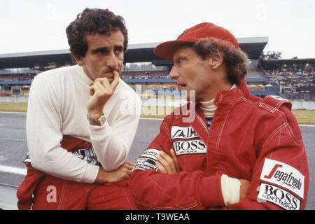 Niki Lauda è morto all età di 70 Niki Lauda (AUT), Formula 1, corridore, destra, Alain Prost, FRA, a sinistra, Entrambi Marlboro Mc Laren International, mezza figura, mezza figura, ritratto, PortrvÉ¬ÉvÇ¬sst, ritratto, seduto sul guardrail, in conversazione, in occasione del Gran Premio di Germania a Hockenheim 05.08.1984, vÉ¬ÇvÇ¬ | Utilizzo di tutto il mondo Foto Stock