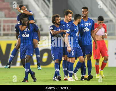 A Doha, capitale del Qatar. Il 20 maggio 2019. Bafetimbi Gomis inferiore (L) di Al Hilal celebra con i suoi compagni di squadra dopo aver segnato il loro secondo obiettivo durante l'AFC Champions League gruppo C partita di calcio tra Qatar Al Duhail e Arabia Saudita Al Hilal a Abdullah bin Khalifa Stadium di Doha, capitale del Qatar, 20 maggio 2019. La partita si è conclusa con un pareggio per 2-2. Credito: Nikku/Xinhua/Alamy Live News Foto Stock