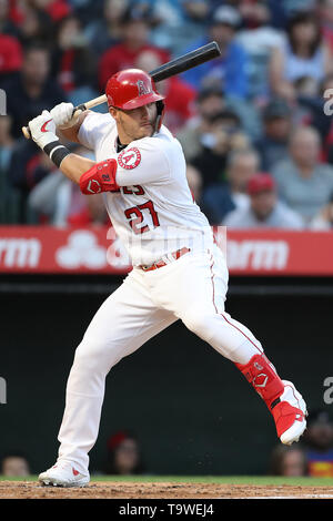 Anaheim, California, USA. Il 20 maggio 2019. Los Angeles Angels center fielder Mike Trote (27) pipistrelli per gli Angeli durante il gioco tra il Minnesota Twins e il Los Angeles gli angeli di Anaheim presso Angel Stadium di Anaheim, CA, (foto di Peter Joneleit, Cal Sport Media) Credito: Cal Sport Media/Alamy Live News Foto Stock