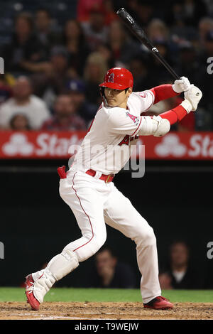 Anaheim, California, USA. Il 20 maggio 2019. Los Angeles Angeli designati hitter Shohei Ohtani (17) pipistrelli per gli Angeli durante il gioco tra il Minnesota Twins e il Los Angeles gli angeli di Anaheim presso Angel Stadium di Anaheim, CA, (foto di Peter Joneleit, Cal Sport Media) Credito: Cal Sport Media/Alamy Live News Foto Stock