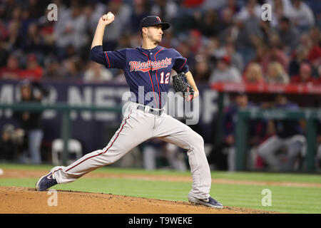 Anaheim, California, USA. Il 20 maggio 2019. Minnesota Twins a partire lanciatore Jake Odorizzi (12) rende l'inizio per i gemelli durante il gioco tra il Minnesota Twins e il Los Angeles gli angeli di Anaheim presso Angel Stadium di Anaheim, CA, (foto di Peter Joneleit, Cal Sport Media) Credito: Cal Sport Media/Alamy Live News Foto Stock