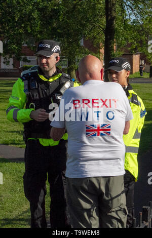 Preston, Lancashire. Il 20 maggio 2019. Tommy Robinson aka Stephen Yaxley Lennon, ex leader EDL, attivista politico, autore visite città. Centinaia di sostenitori frequentare Ashton Park durante Tommy Robinson per la campagna di visita a Preston. Tafferugli si rompono dopo un mattone è gettato a la campagna Video Van, e un contatore di dimostrazione sostiene con il candidato prima del suo discorso alla folla riunita. Preston trae il più grande folla nel nord ovest per Tommy Robinson's rally prima delle elezioni europee. Credito; Credito: MediaWorldImages/Alamy Live News Foto Stock