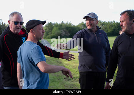 Preston, Lancashire. Il 20 maggio 2019. Tommy Robinson aka Stephen Yaxley Lennon, ex leader EDL, attivista politico, autore visite città. Centinaia di sostenitori frequentare Ashton Park durante Tommy Robinson per la campagna di visita a Preston. Tafferugli si rompono dopo un mattone è gettato a la campagna Video Van, e un contatore di dimostrazione sostiene con il candidato prima del suo discorso alla folla riunita. Preston trae il più grande folla nel nord ovest per Tommy Robinson's rally prima delle elezioni europee. Credito; Credito: MediaWorldImages/Alamy Live News Foto Stock