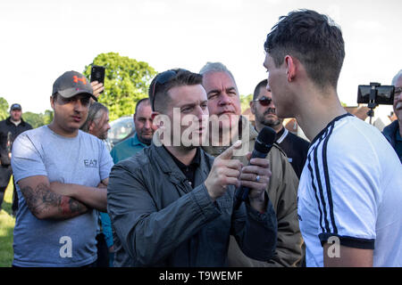 Preston, Lancashire. Il 20 maggio 2019. Tommy Robinson aka Stephen Yaxley Lennon, ex leader EDL, attivista politico diruttori & autore visiti la città. Centinaia di sostenitori frequentare Ashton Park durante Tommy Robinson per la campagna di visita a Preston. Tafferugli si rompono dopo un mattone è gettato a la campagna Video Van, e un contatore di dimostrazione sostiene con il candidato prima del suo discorso alla folla riunita. Preston trae il più grande folla nel nord ovest per Tommy Robinson's rally prima delle elezioni europee. Foto Stock