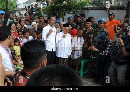 Jakarta, Indonesia. 21 Maggio, 2019. Indonesiano candidato presidenziale il Presidente uscente di Joko Widodo anteriore (L) visite a Kampung Deret a Jakarta, Indonesia, 21 maggio 2019. Joko Widodo ha vinto la sua rielezione con il 55,5 per cento di voti, non avendo il suo arco rivale ex generale dell esercito Prabowo Subianto che ha ottenuto il 44,5 per cento di voti, Indonesia generale della Commissione elettorale (KPU) ha annunciato martedì. Credito: Agung Kuncahya B./Xinhua/Alamy Live News Foto Stock