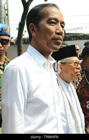 Jakarta, Indonesia. 21 Maggio, 2019. Indonesiano candidato presidenziale il Presidente uscente di Joko Widodo (L) visite a Kampung Deret a Jakarta, Indonesia, 21 maggio 2019. Joko Widodo ha vinto la sua rielezione con il 55,5 per cento di voti, non avendo il suo arco rivale ex generale dell esercito Prabowo Subianto che ha ottenuto il 44,5 per cento di voti, Indonesia generale della Commissione elettorale (KPU) ha annunciato martedì. Credito: Agung Kuncahya B./Xinhua/Alamy Live News Foto Stock