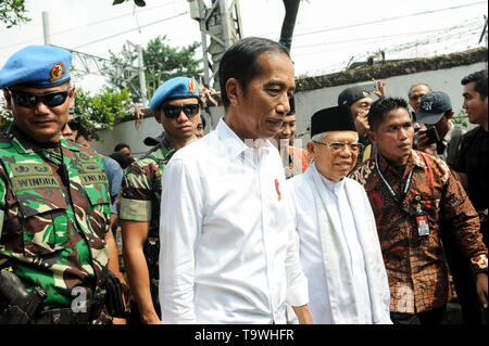 Jakarta, Indonesia. 21 Maggio, 2019. Indonesiano candidato presidenziale il Presidente uscente di Joko Widodo anteriore (L) visite a Kampung Deret a Jakarta, Indonesia, 21 maggio 2019. Joko Widodo ha vinto la sua rielezione con il 55,5 per cento di voti, non avendo il suo arco rivale ex generale dell esercito Prabowo Subianto che ha ottenuto il 44,5 per cento di voti, Indonesia generale della Commissione elettorale (KPU) ha annunciato martedì. Credito: Agung Kuncahya B./Xinhua/Alamy Live News Foto Stock