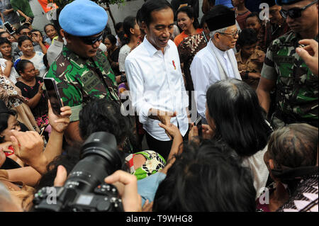 Jakarta, Indonesia. 21 Maggio, 2019. Indonesiano candidato presidenziale il Presidente uscente di Joko Widodo (C) visite a Kampung Deret a Jakarta, Indonesia, 21 maggio 2019. Joko Widodo ha vinto la sua rielezione con il 55,5 per cento di voti, non avendo il suo arco rivale ex generale dell esercito Prabowo Subianto che ha ottenuto il 44,5 per cento di voti, Indonesia generale della Commissione elettorale (KPU) ha annunciato martedì. Credito: Agung Kuncahya B./Xinhua/Alamy Live News Foto Stock