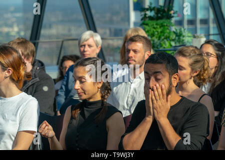 Londra, Regno Unito. 21 Maggio, 2019. La Meditazione Beeja gruppo ospitando una meditazione guidata sessione in Searcys bar in cima all'Gerkin blocco uffici a Londra per contrassegnare il mondo meditazione giorno. Foto Data: martedì 21 maggio, 2019. Foto: Roger Garfield/Alamy Credito: Roger Garfield/Alamy Live News Foto Stock