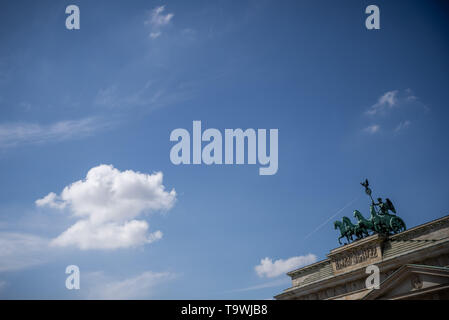 Berlino, Germania. 21 Maggio, 2019. Le nuvole si muovono oltre la Porta di Brandeburgo con la Quadriga. Credito: Michael Kappeler/dpa/ZB/dpa/Alamy Live News Foto Stock