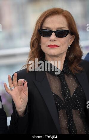 Cannes, Francia. 21 Maggio, 2019. Isabelle Huppert pone al photocall di "Frankie' durante la 72a Cannes Film Festival presso il Palais des Festivals a Cannes, Francia, il 21 maggio 2019. | Utilizzo di credito in tutto il mondo: dpa/Alamy Live News Foto Stock