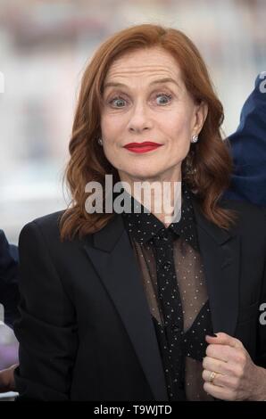 Cannes, Francia. 21 Maggio, 2019. Isabelle Huppert pone al photocall di "Frankie' durante la 72a Cannes Film Festival presso il Palais des Festivals a Cannes, Francia, il 21 maggio 2019. | Utilizzo di credito in tutto il mondo: dpa/Alamy Live News Foto Stock