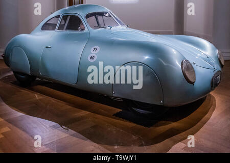 Londra, Regno Unito. 21 maggio 2019. RM Sotheby's presenta la più vecchia auto di indossare il distintivo di Porsche, l'unica superstite 1939 Porsche tipo 64, da Sotheby's London - ha una vendita stima nella regione di $15-20 m. L'asta avrà luogo nel mese di agosto a Monterey. Credito: Guy Bell/Alamy Live News Foto Stock