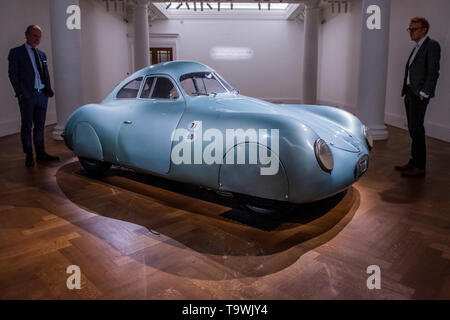 Londra, Regno Unito. 21 maggio 2019. RM Sotheby's presenta la più vecchia auto di indossare il distintivo di Porsche, l'unica superstite 1939 Porsche tipo 64, da Sotheby's London - ha una vendita stima nella regione di $15-20 m. L'asta avrà luogo nel mese di agosto a Monterey. Credito: Guy Bell/Alamy Live News Foto Stock