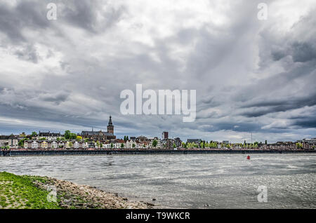 Nijmegen, Paesi Bassi, 25 Aprile 2019: un drammatico cielo nuvoloso sopra la città di waterfront e il fiume Waal Foto Stock