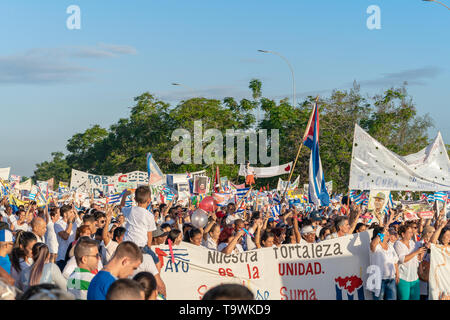 Santa Clara, Cuba Maggio 1, 2019: un gruppo di manifestanti con poster e bandiere Foto Stock