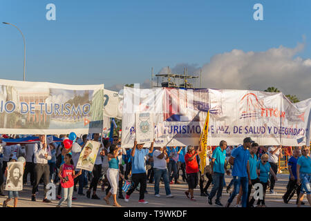 Santa Clara, Cuba Maggio 1, 2019: un gruppo di manifestanti con poster e bandiere Foto Stock