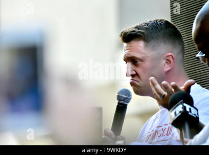 Tommy Robinson (Stephen Yaxley-Lennon) parla di una folla di suoi sostenitori al di fuori del Vecchio Bailey dopo essere stato detto che si troverà di fronte ad un nuovo processo per il disprezzo Foto Stock