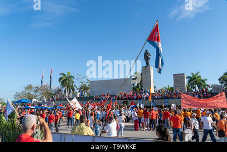 Santa Clara, Cuba Maggio 1, 2019: gruppo di persone in piedi con poster e bandiere Foto Stock