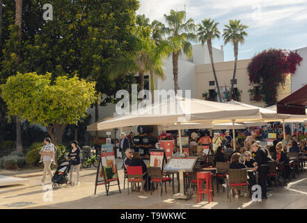 I clienti gustando un drink sulla terrazza del Bar El Pimpi all' angolo di calle Zegrí e Calle Alcazabilla, Malaga, Costa del Sol, provincia di Malaga, Andal Foto Stock