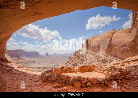 Un vecchio cerchio di pietra arenaria noto come falsa Kiva siede sopra il piano della valle del Parco Nazionale di Canyonlands nascosto in una nicchia nascosta in un remot Foto Stock