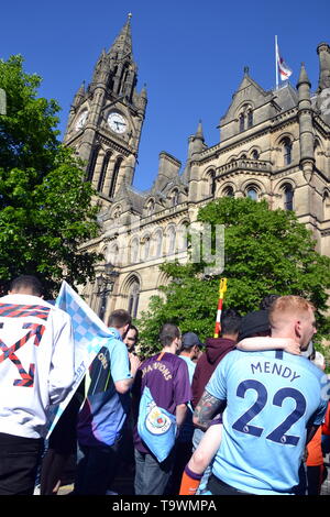 Manchester, Regno Unito. Il 20 maggio 2019. La folla attende per il Manchester City Football Club Trofeo Champions Parade accanto al Manchester Town Hall Foto Stock