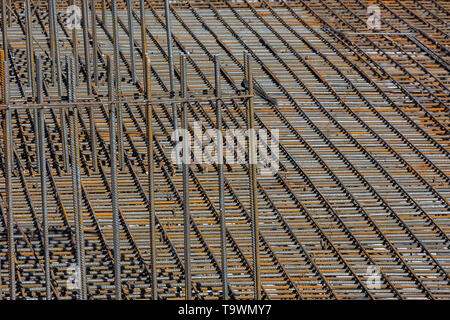 Frammento di cornice di rinforzo per il travaso del cassero di formatura del futuro edificio. Foto Stock